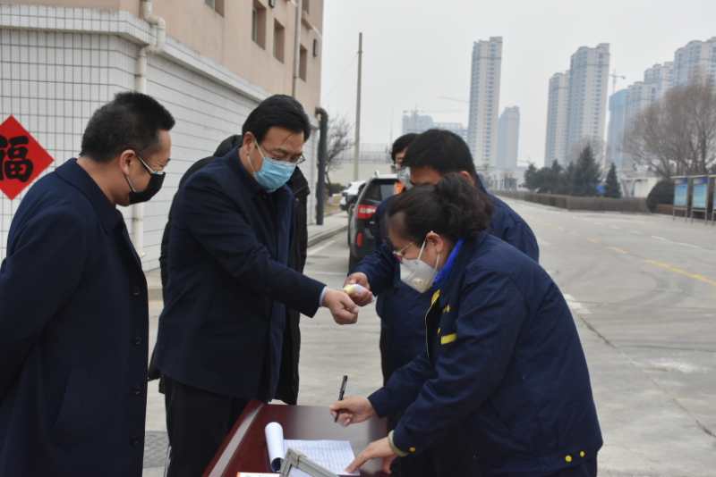 市城管局劉云飛局長一行蒞臨忻州市水務(wù)有限責(zé)任公司污水處理分公司檢查疫情防控及復(fù)工復(fù)產(chǎn)工作情況。.jpg