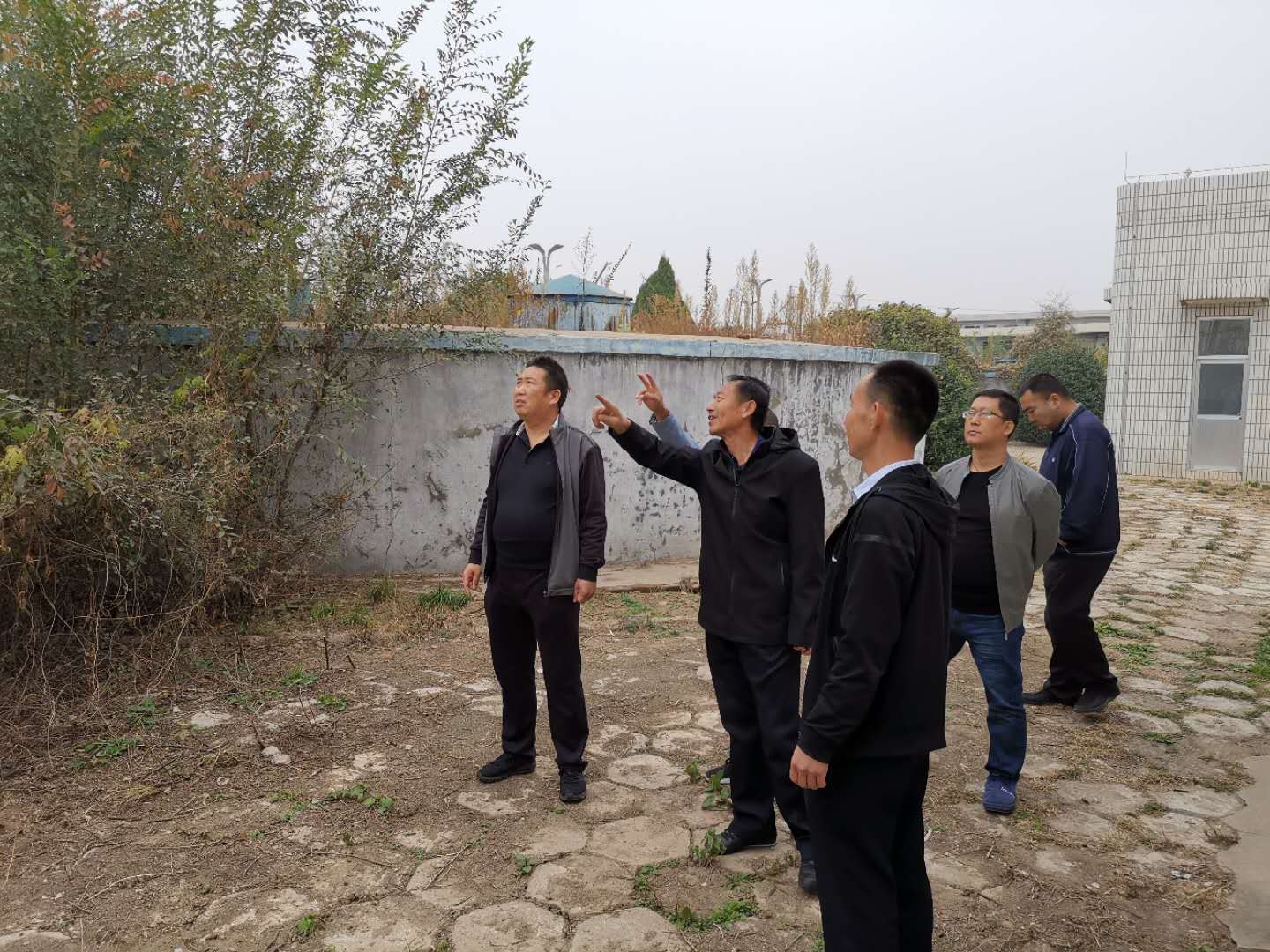 公司總經(jīng)理王建人在供水、污水生產(chǎn)一線開展風(fēng)險(xiǎn)隱患排查 (1).jpg