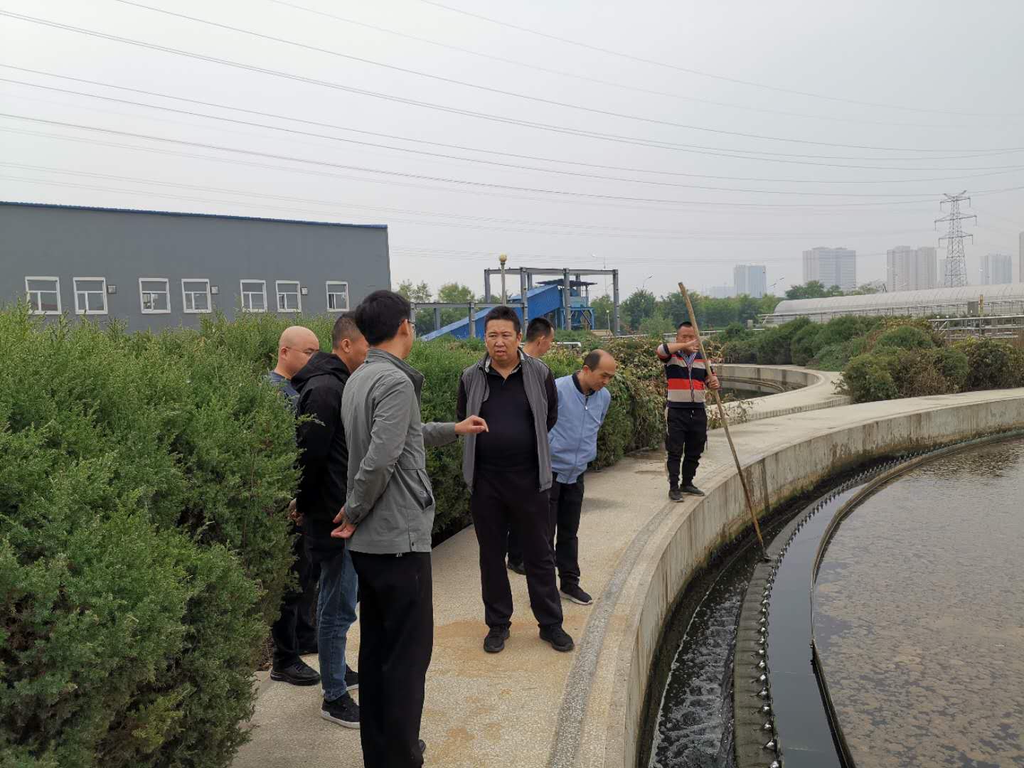公司總經(jīng)理王建人在供水、污水生產(chǎn)一線開展風(fēng)險(xiǎn)隱患排查 (2).jpg